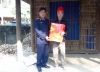 Cơ quan, Công đoàn VKSND huyện Lâm Bình tặng quà tết cho người nghèo.