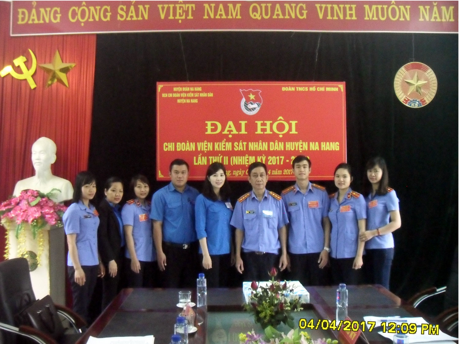 Đồng chí Bí thư Chi bộ, đồng chí Phó Bí thư Huyện đoàn chụp ảnh cùng Chi Đoàn